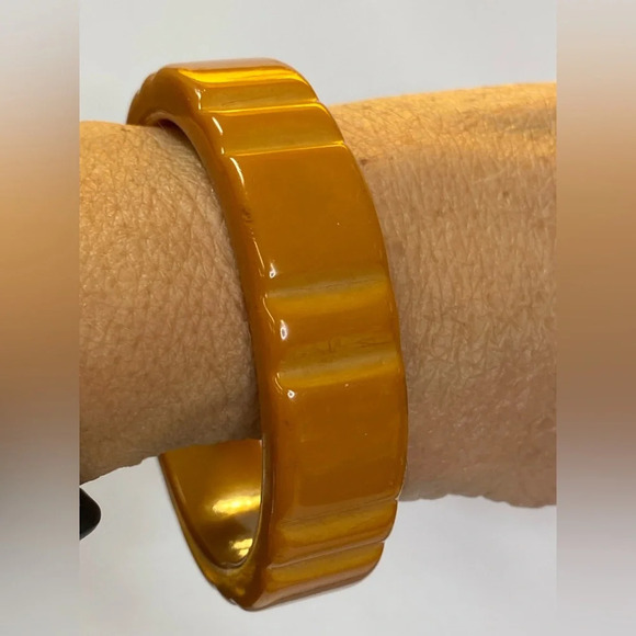 VINTAGE BAKELITE BANGLE IN BUTTERSCOTCH YELLOW - Picture 1 of 9